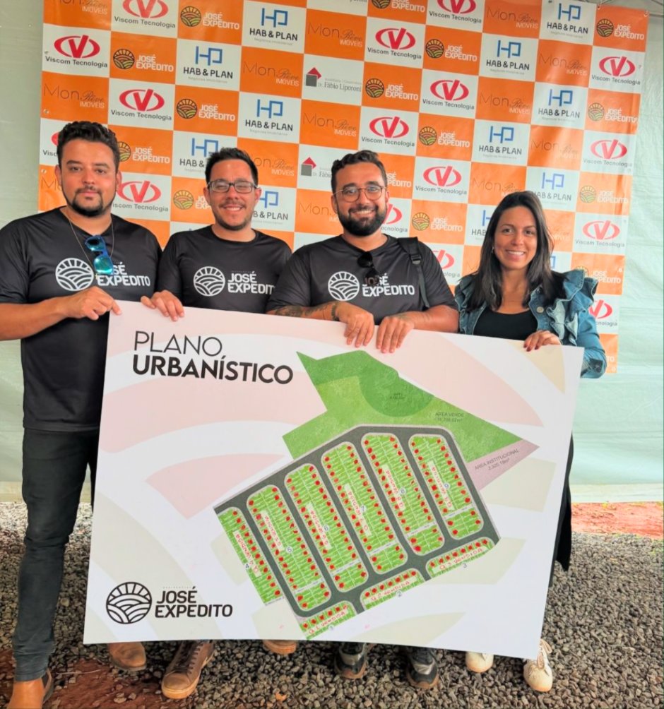 Equipe do Residencial José Expedito apresentando o plano urbanístico