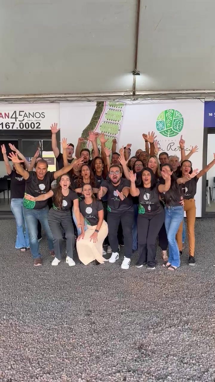Equipe do Residencial Nair Retuci comemorando a venda total